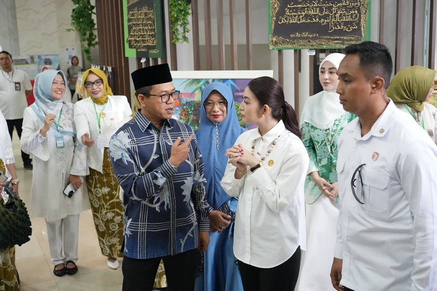 Selvi Gibran Kagumi Batik Bermotif Kina Khas Kabupaten Bandung 
